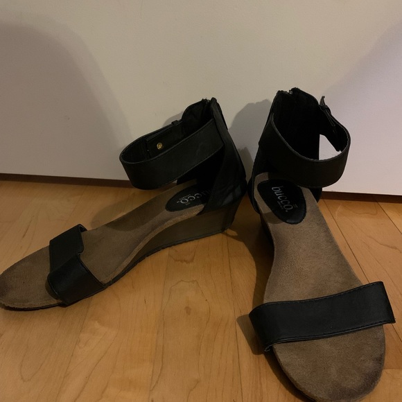 Bucco, Black, Sandor w/ Ankle Strap, Zipper Back, 1 inch Wedge, 7.5 - Picture 3 of 6